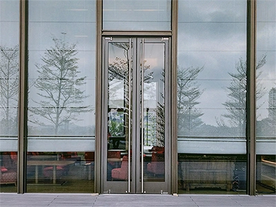 Portes équilibrées et portes pivotantes